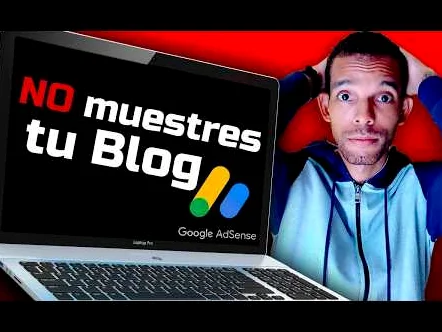 Blogger profesional trabaja con anuncios en pantalla para ganar dinero con Adsense