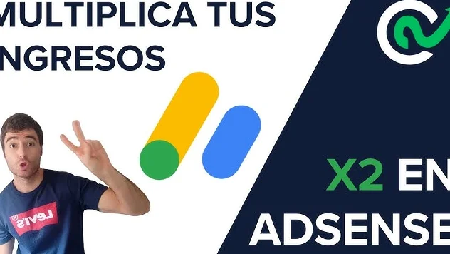 Desarrollador web profesional depurando código en pantalla de computadora para ganar dinero con adsense
