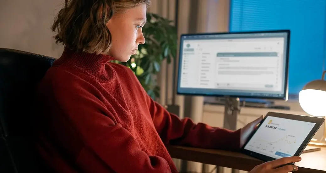 Escribiendo contenido para ganar dinero con adsense en un ordenador.
